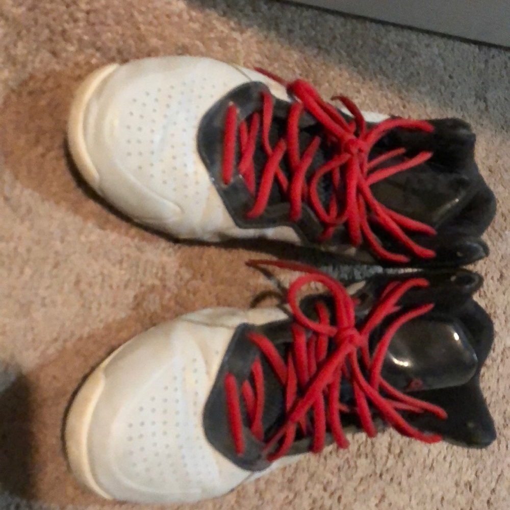 Basketball shoes